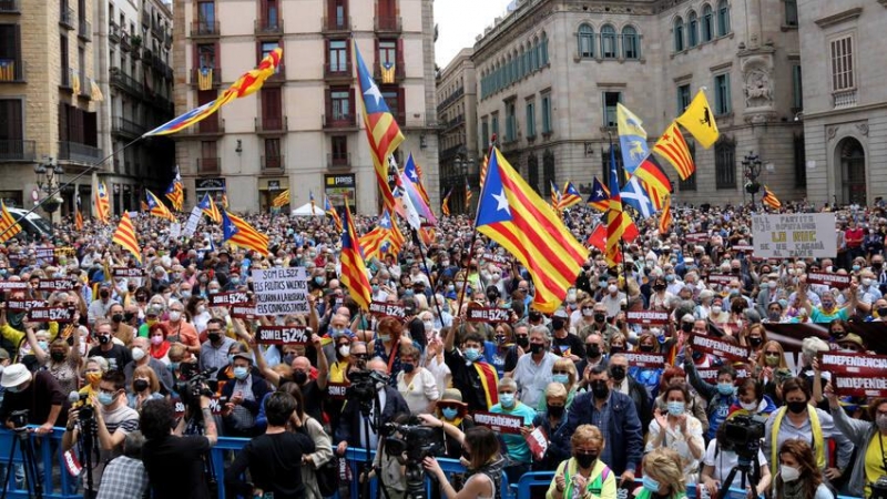 Manifestació de l'Assemblea a la plaça Sant Jaume de Barcelona per exigir la formació d'un Govern independentista.