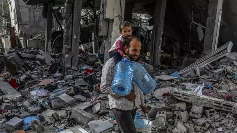 26/04/2024 Un palestino y su hijo caminan junto a una casa destruida tras un ataque aéreo israelí, a 25 de abril de 2024.