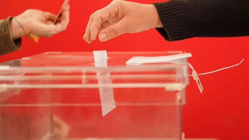 Una persona ejerce su derecho a voto en las elecciones autonómicas vascas, en Vizcaya, a 21 de abril de 2024.