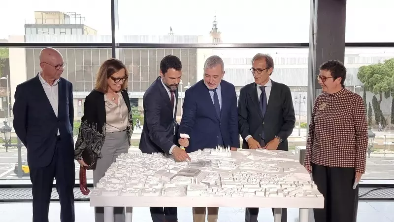 Autoritats de l'Ajuntament, la Generalitat i Fira amb una maqueta de l'espai firal de Montjuïc.
