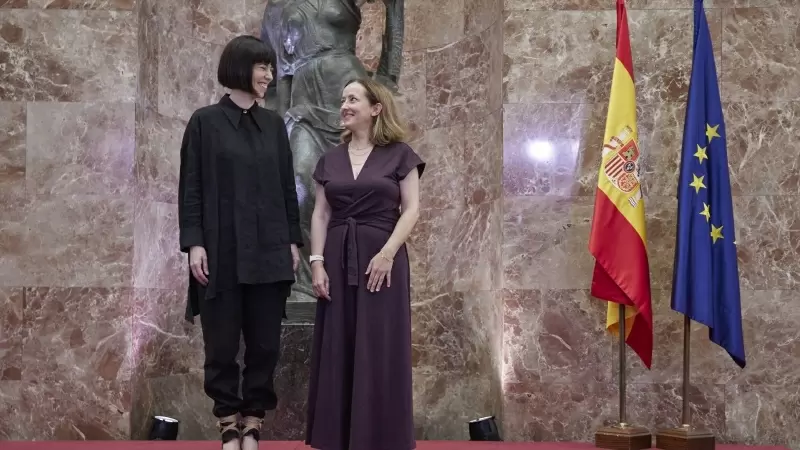 La ministra de Ciencia e Innovación, Diana Morant (i), y la nueva presidenta del Consejo Superior de Investigación Científica (CSIC), Eloísa Del Pino (d), durante el acto de toma de posesión, en la sede del CSIC, a 22 de junio de 2022, en Madrid