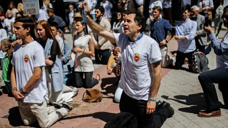 Varias personas se arrodillan y rezan durante una marcha antiabortista desde Plaza de Cuzco hasta la clínica Dator, a 7 de mayo de 2022, en Madrid (España).