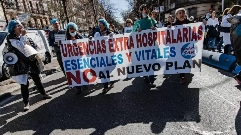 Médicos y pediatras de Atención Primaria y Urgencias Extrahospitalarias vestidos con bolsas de basura sujetan una pancarta durante una manifestación para reclamar mejoras en el primer nivel asistencial, a 15 de marzo de 2023, en Madrid (España).