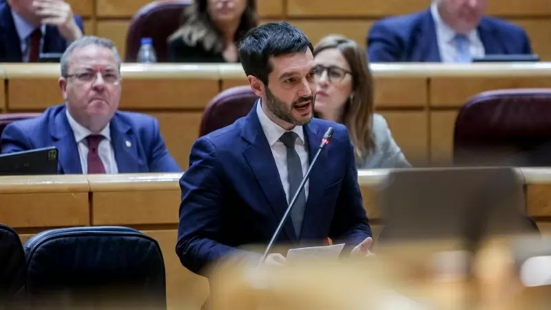 El ministro de Derechos Sociales, Consumo y Agenda 2030, Pablo Bustinduy, durante una sesión de control al Gobierno, en el Senado, a 9 de abril de 2024, en Madrid.