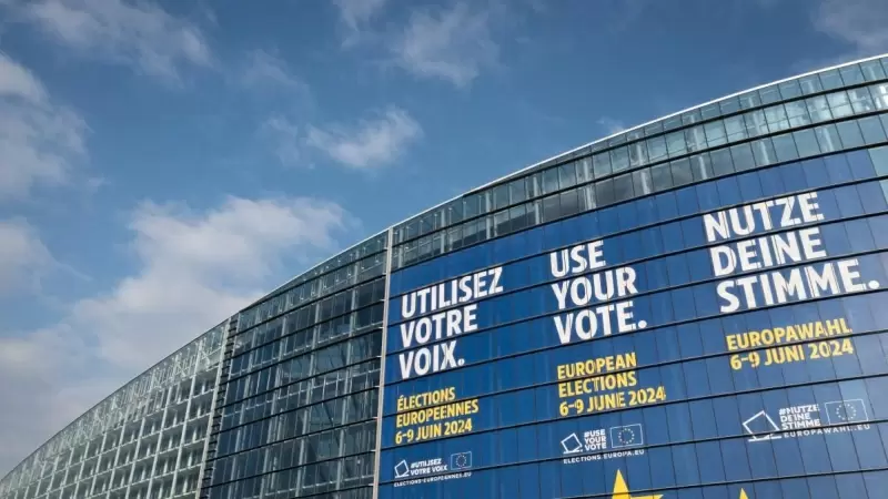 Un cartel gigante que anuncia las próximas elecciones europeas, pegado en la fachada del edificio del Parlamento Europeo, en Estrasburgo, Francia, a 8 de mayo de 2024.