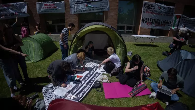 Varios estudiantes hacen una acampada para mostrar su apoyo al pueblo palestino, a 7 de mayo de 2024.