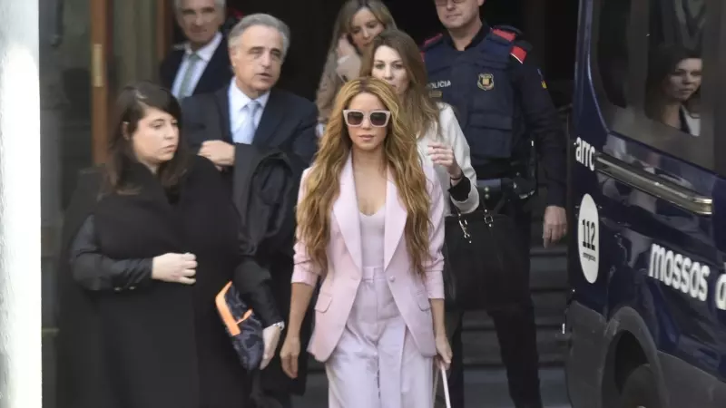 La cantante Shakira junto a sus abogados a su salida de la Audiencia Nacional en Barcelona, a 20 de noviembre de 2023.