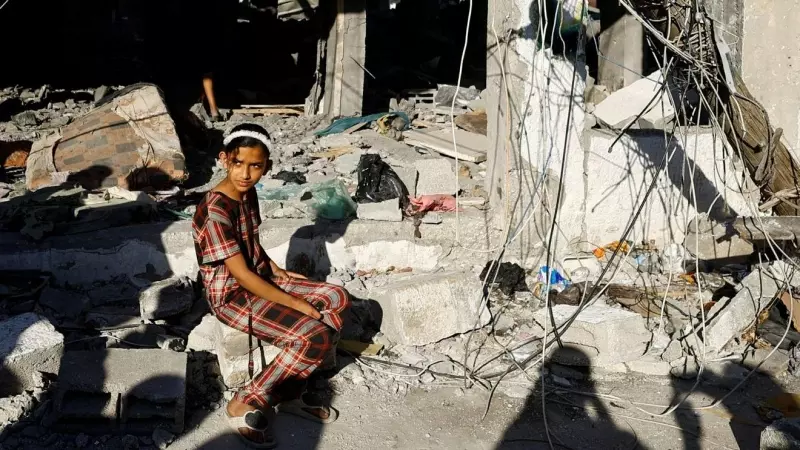Una niña palestina frente a los escombros de un edificio bombardeado por el Ejército de Israel.