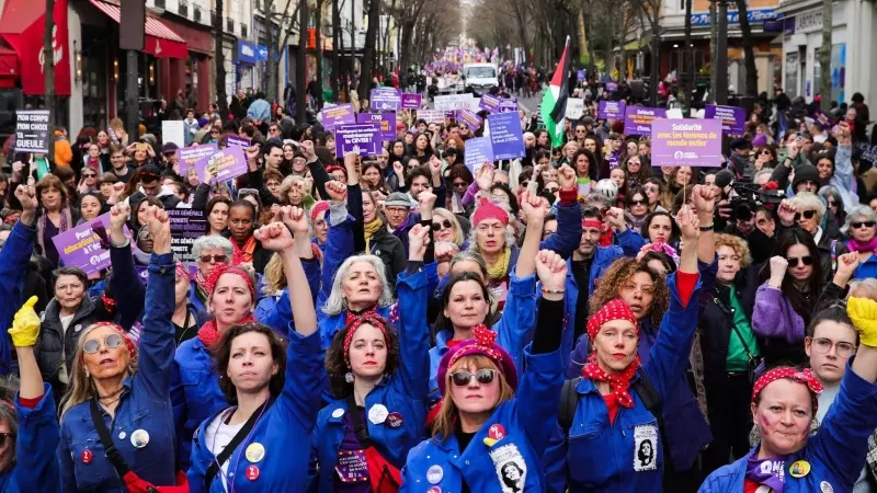 Un grupo de mujeres durante la manifestación del 8M de 2024 en París.
