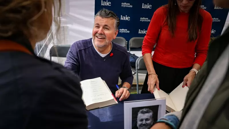 Ramon Gener signant llibres al centre de Barcelona per Sant Jordi