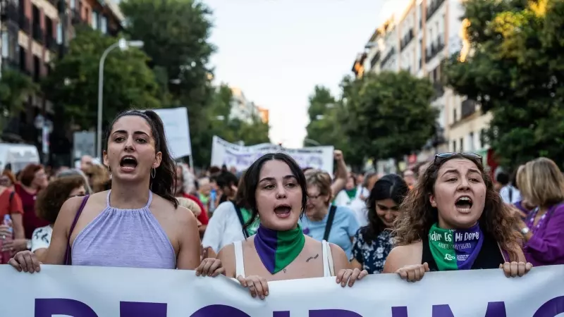 Decenas de personas marchan en la manifestación por el Día de Acción Global por la despenalización del aborto, a 28 de septiembre de 2023, en Madrid (España).