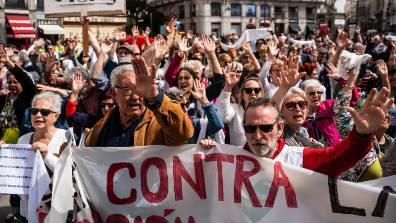 Decenas de personas durante la cadena humana por la sanidad pública, en la Puerta del Sol, a 7 de abril de 2024, en Madrid (España).