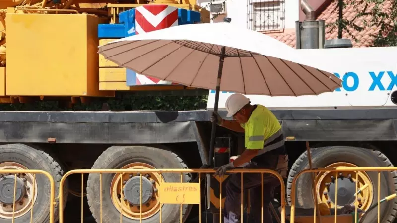 Trabajadores de la construcción resguardándose de las altas temperaturas en una obra en Sevilla, a 2 de septiembre de 2023.