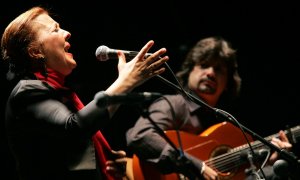 La cantante de flamenco española Carmen Linares actúa en Segovia, el 29 de julio de 2005.