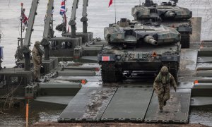 Soldados polacos y tanques Leopard 2A4 participan en el ejercicio militar de la OTAN DRAGON-24 en Korzeniewo, al norte de Polonia, el 4 de marzo de 2024.