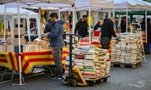 Llibreters preparant les parades per Sant Jordi al centre de Barcelona