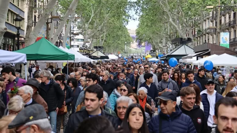 Locals i turistes omplen Les Rambles de Barcelona per Sant Jordi.