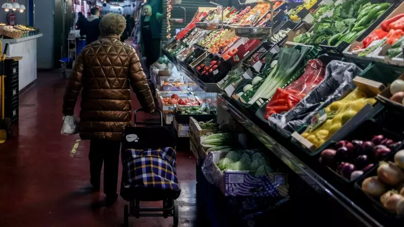 Imagen de archivo de una mujer comprando, a 24 de diciembre de 2023, en Madrid (España).