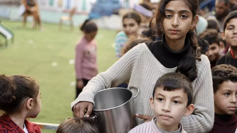 24/04/2024 Varios niños palestinos esperan para recibir comida en la ciudad de Gaza, a 13 de abril de 2024.