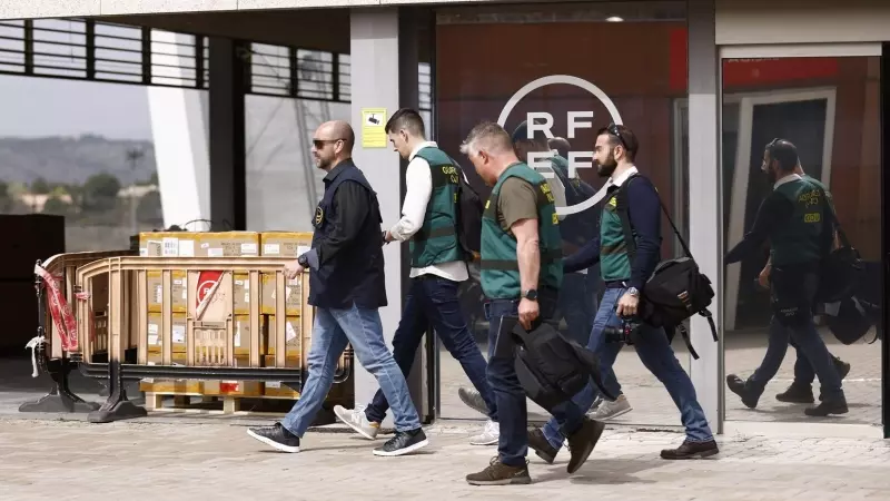 Un agente de la Europol y varios agentes de la Unidad Central Operativa (UCO) de la Guardia Civil salen de la Real Federación Española de Fútbol (RFEF), a 20 de marzo de 2024.