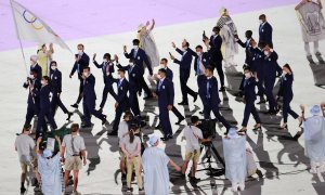 Foto de archivo tomada el 23 de julio de 2021 de los miembros del equipo olímpico de refugiados mientras desfilan durante la ceremonia de inauguración de los Juegos Olímpicos de Tokio 2020.