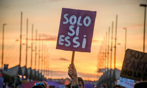 Imagen de archivo de una manifestante con una pancarta con el lema "solo si es sí"