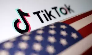 Una bandera estadounidense sobre el logo de TikTok, a 20 de marzo de 2024.