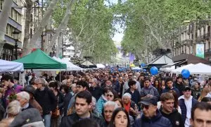 Locals i turistes omplen Les Rambles de Barcelona per Sant Jordi.