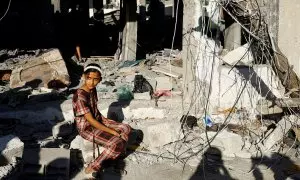 Una niña palestina frente a los escombros de un edificio bombardeado por el Ejército de Israel.