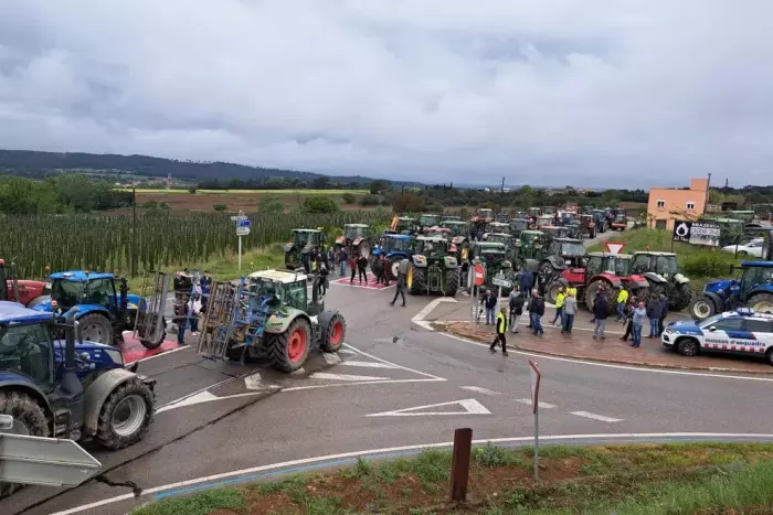 Un centenar de tractors tallen la C-66 al Baix Empordà protestant contra la gestió de la sequera