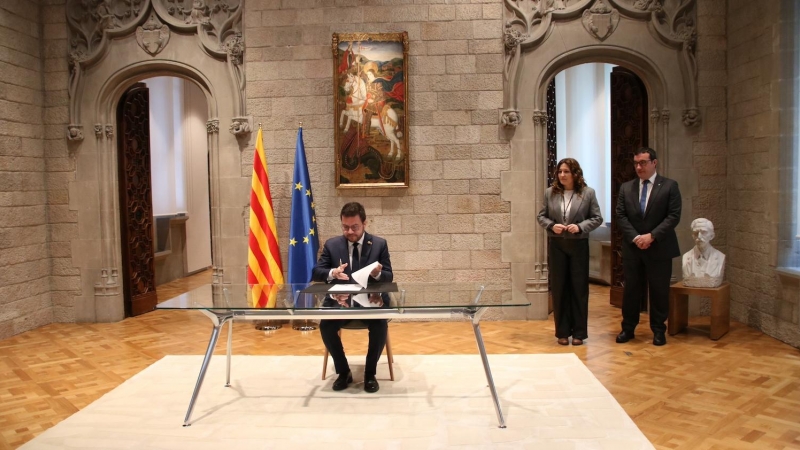 El president del Govern, Pere Aragonès, signant el decret de convocatòria de les eleccions del 12-M al Palau de la Generalitat