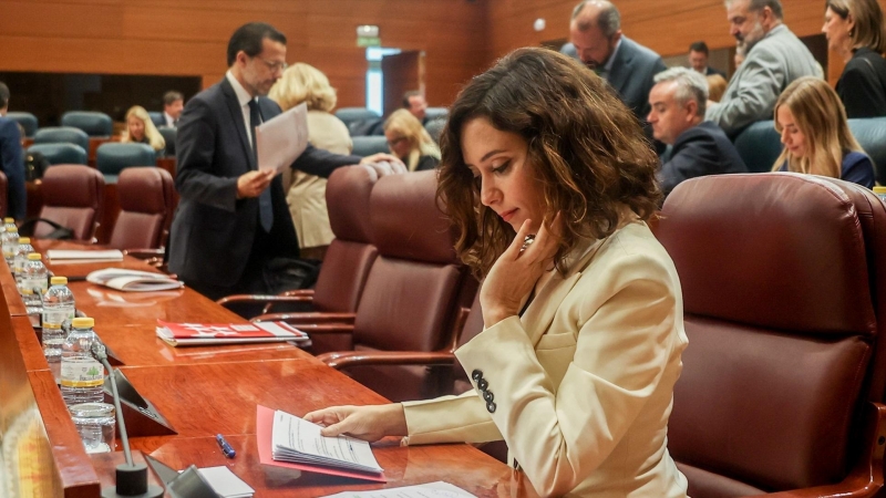 La presidenta de la Comunidad de Madrid, Isabel Díaz Ayuso, durante una sesión plenaria en la Asamblea de Madrid, a 13 de octubre de 2022, en Madrid (España).
