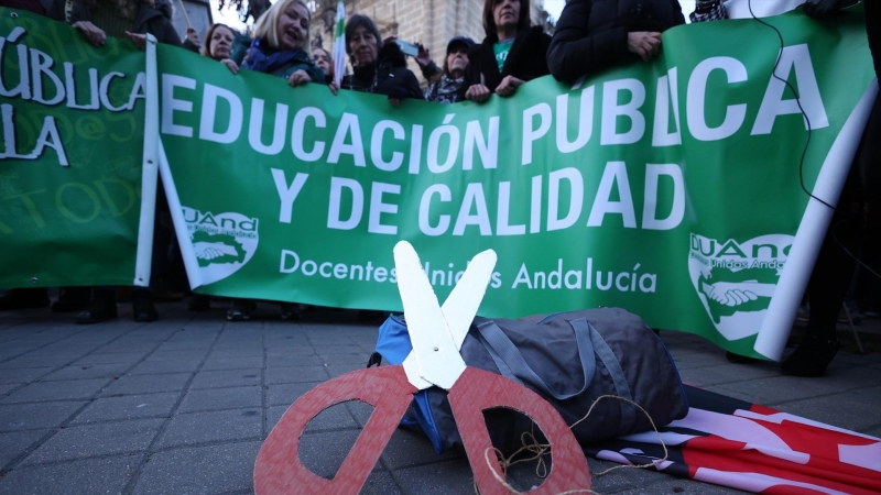 Miembros de las mareas andaluzas de sanidad y educación protestan a las puertas del Parlamento de Andalucía. Imagen de archivo.