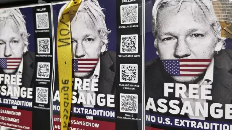 Carteles que piden la libertad de Julian Assange y su no extradición a EEUU, en Bruselas, a 23 de septiembre de 2023.