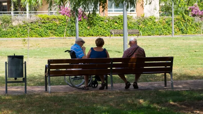 Tres personas mayores en un parque de La Rioja, a 9 de agosto de 2023.