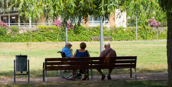 Tres personas mayores en un parque de La Rioja, a 9 de agosto de 2023.