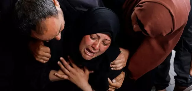 Una mujer reacciona junto a los cuerpos de los palestinos muertos en ataques israelíes en Rafah, en el sur de la Franja de Gaza, el 16 de abril de 2024.