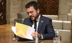 El president de la Generalitat, Pere Aragonès, amb l'informe dels experts de l'acord de claredat.
