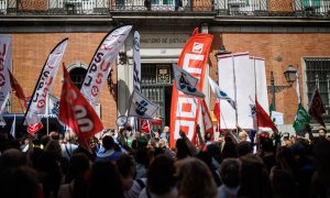 Manifestantes durante una concentración de funcionarios de la administración de Justicia, frente al Ministerio de Justicia, a 4 de mayo de 2023, en Madrid (España).