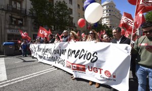 Decenas de personas durante la marcha por el Día Internacional de los Trabajadores, a 1 de mayo de 2023, en Santander, Cantabria.