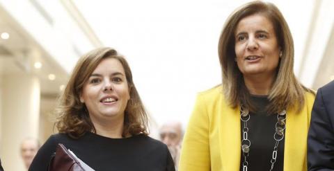 La vicepresidenta del Gobierno, Soraya Sáenz de Santamaría y la ministra de Empleo, Fátima Báñez, en el Senado / EFE