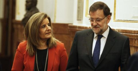Mariano Rajoy con la ministra de Empleo, Fátima Bañez, y la vicepresidenta Soraya Sáenz de Santamaría, en los pasillos del Congreso de los Diputados. EFE