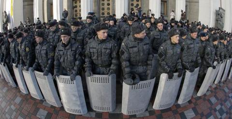 Agentes de policía permanecen en guardia ante el Parlamento en Kiev. - EFE