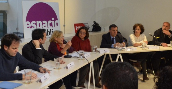 Jaume Asens, Manuel Ruiz de Lara, Manuela Carmena, Julia Pérez, Joaquim Bosch, Gloria Elizo y Antonio Segura, durante el debate sobre la Justicia de Espacio Público.