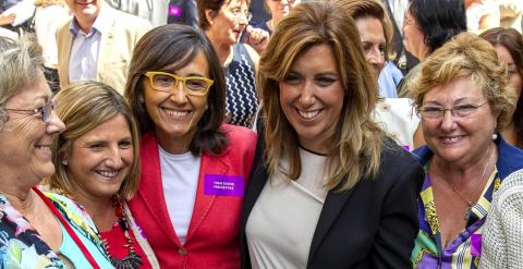 Susana Díaz, presidenta de la Junta de Andalucía, con Rosa Aguilar, Amparo Rubiales y otras mujeres tras el debate de investidura. JULIO MUÑOZ (EFE)