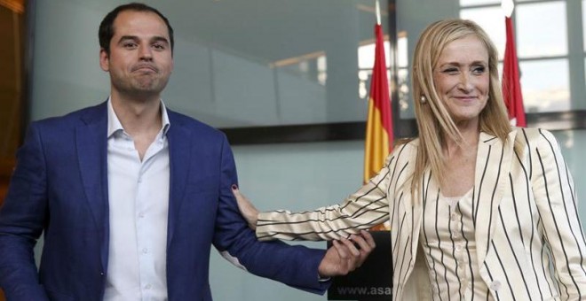 Ignacio Aguado (C's) y Cristina Cifuentes (PP) han cerrado este miércoles el acuerdo para dar la presidencia de la Comunidad de Madrid a la conservadora. EFE