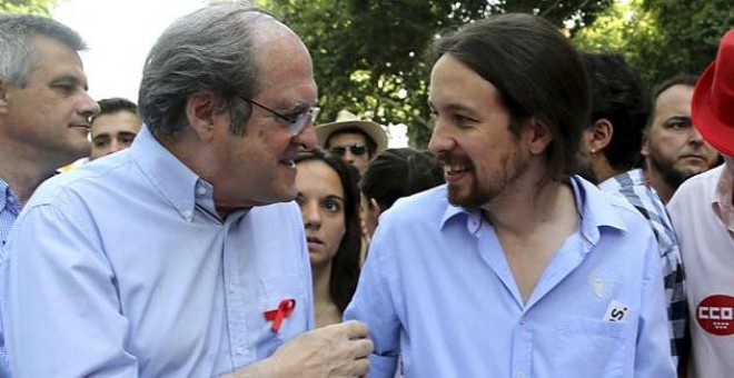 El portavoz socialista de la Asamblea de Madrid, Ángel Gabilondo (i), conversa con el secretarioo general de Podemos, Pablo Iglesias al comienzo del tradicional desfile del Orgullo Gay.- EFE