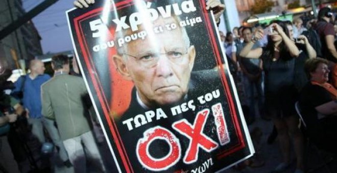 Uno de los carteles con los que Syriza hizo campaña por el 'no' llevaba impresa la cara del alemán Schäuble, muy impopular en Grecia. Kay Nietfeld (EFE)