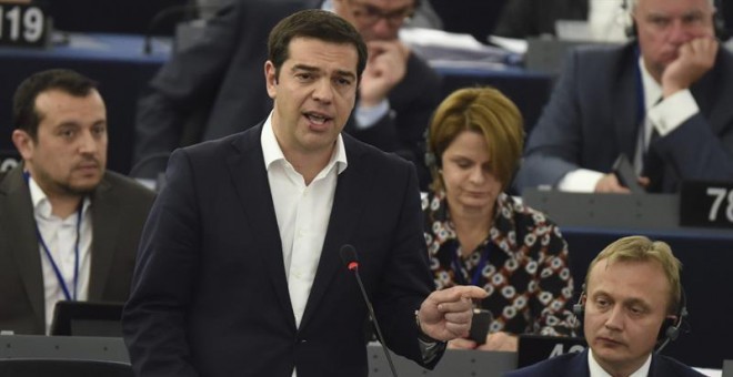 El primer ministro griego, Alexis Tsipras, interviene hoy durante un pleno del Parlamento Europeo, en Estrasburgo. / EFE