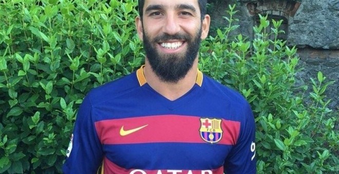 Arda posa con la nueva camiseta del Barcelona.